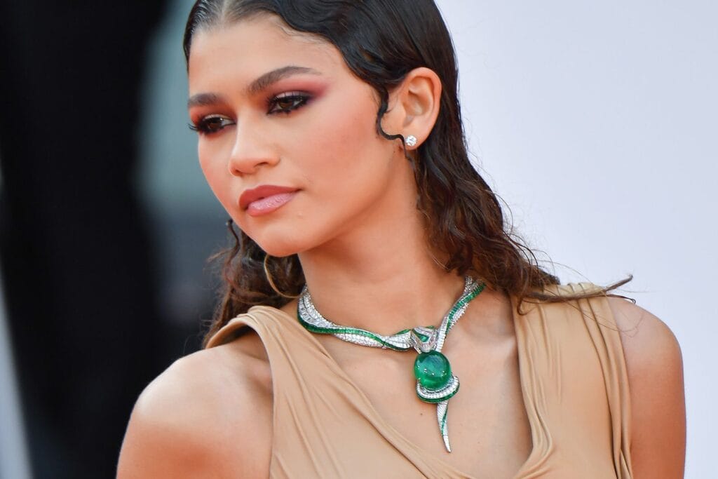 zendaya with emerald necklace