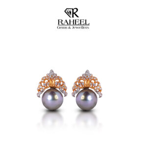 Front view of 21kt gold black pearl stud earrings with a sparkling crown topper from a Karachi jewelry specialist.